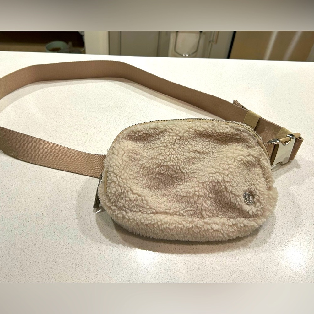 Everywhere belt bag 1L fleece